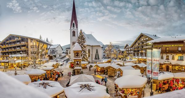 Blick auf den Weihnachtsmarkt in Seefeld