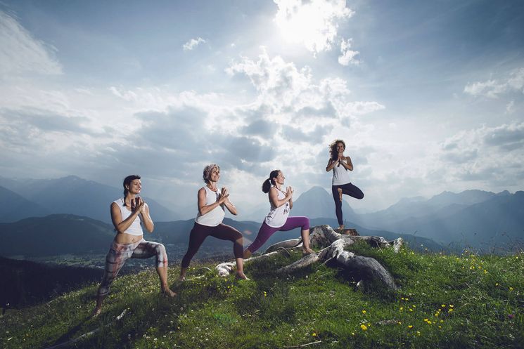 Yogagruppe am Berg